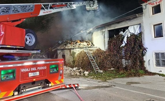 Castel d’Azzano, Italien: Sicherheitskräfte sterben bei Gasexplosion während Zwangsräumung Explosion im Haus