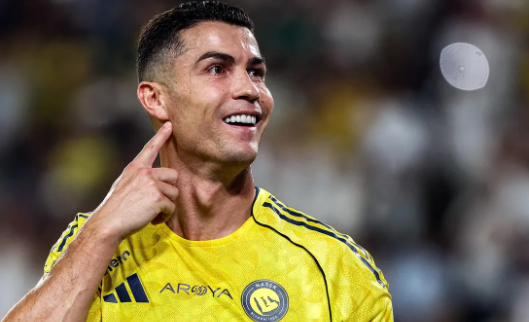Forbes kürte die Top 10 der bestbezahlten Fußballer der Welt im Jahr 2025 – Ronaldo vor Messi und Benzema Cristiano Ronaldo, portugiesischer Fußballspieler