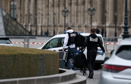 Louvre in Paris ausgeraubt: Neun von Napoleons Juwelen fehlen Der Louvre wurde in Paris ausgeraubt