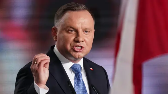 Ein Gericht in Warschau prüft ein Verfahren gegen Andrzej Duda wegen einer Bemerkung über die Zuschauer des Films „Grüne Grenze“. Das Warschauer Bezirksgericht hat mit der Verhandlung eines Verfahrens gegen den ehemaligen polnischen Präsidenten Andrzej Duda wegen seiner umstrittenen Äußerung über die Zuschauer von Agnieszka Hollands Film „Die grüne Grenze“ begonnen.