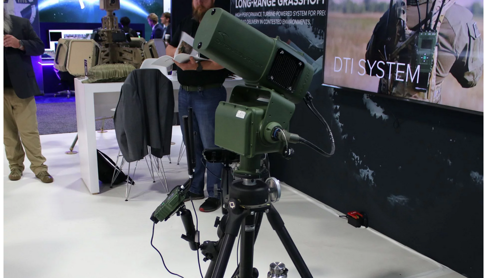 Dronebuster Vehicle Kits: ein neuer mobiler Drohnenabwehrkomplex von DZYNE Auf der Messe AUSA 2025 in Washington präsentierte das amerikanische Unternehmen DZYNE Technologies ein neues Dronebuster Vehicle Kits-System, das für den mobilen Schutz von Konvois, Patrouillen und stationären Objekten vor kleinen Drohnen entwickelt wurde.