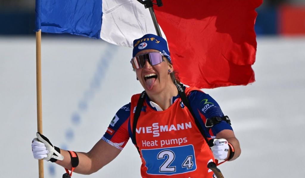 Die französische Biathletin Julia Simon wurde wegen Diebstahls und Betrugs zu einer dreimonatigen Bewährungsstrafe und einer Geldstrafe von 15.000 Euro verurteilt. Die Sportlerin verliert ihren Vertrag mit dem französischen Grenzschutz.