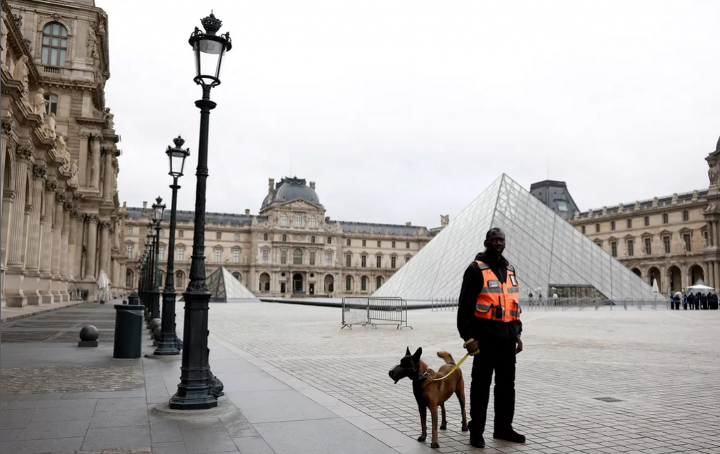 In Paris hat die Polizei zwei Männer festgenommen, die verdächtigt werden, an dem dreisten Raubüberfall auf den Louvre am 19. Oktober beteiligt gewesen zu sein.