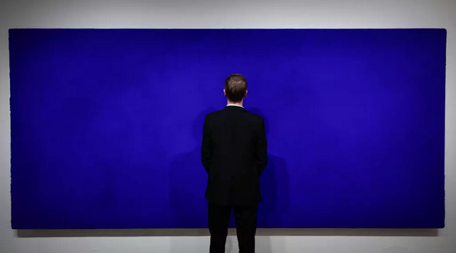 Yves Kleins Gemälde „California (IKB 71)“ wurde bei Christie’s Auktion in Paris für 18,4 Millionen Euro versteigert In Paris wurde bei der prestigeträchtigen Christie's-Auktion ein Gemälde des französischen Künstlers Yves Klein mit dem Titel California (IKB 71) für 18,4 Millionen Euro verkauft.