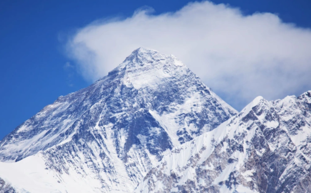 Fast 1.000 Menschen saßen aufgrund eines Schneesturms am 5. Oktober auf der tibetischen Seite des Everest fest Schneesturm legt Tourismus am Mount Everest lahm