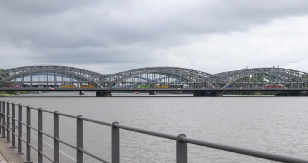 Unfall in Hamburg: Containerschiff prallt gegen Brücke, Verkehr gesperrt In Hamburg kam es zu einem Unfall, bei dem ein Containerschiff gegen eine Brücke prallte und dabei schwere Gebäudeschäden verursachte.