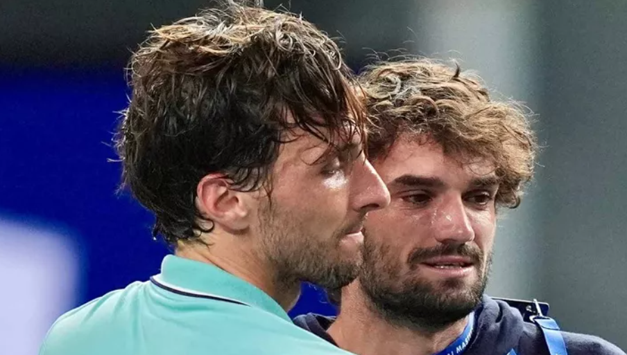Die Brüder Arthur Rinderknech und Valentin Vacherot treffen in der zweiten Runde des Paris Masters aufeinander Beim Rolex Paris Masters 2025 erwartet die Zuschauer eine interessante Konfrontation – die Cousins, der Franzose Arthur Rinderknech (29) und der Monegasse Valentin Vacherot (40), treffen auf dem Platz wieder aufeinander