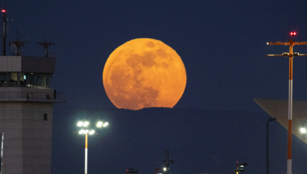 Wo und wann kann man den Erntemond am 7. Oktober 2025 beobachten und wie kann man den Supervollmond sehen? Erntemond