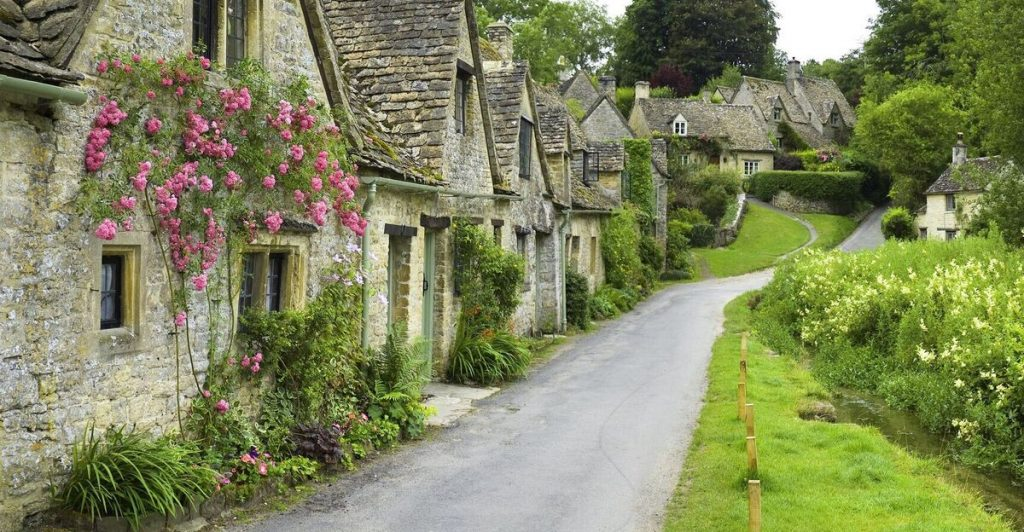 Baybury: Wie ein englisches Dorf zu einer weltweiten Ikone der Schönheit und des Tourismus wurde Bibury – das schönste Dorf der Welt im Herzen der Cotswolds