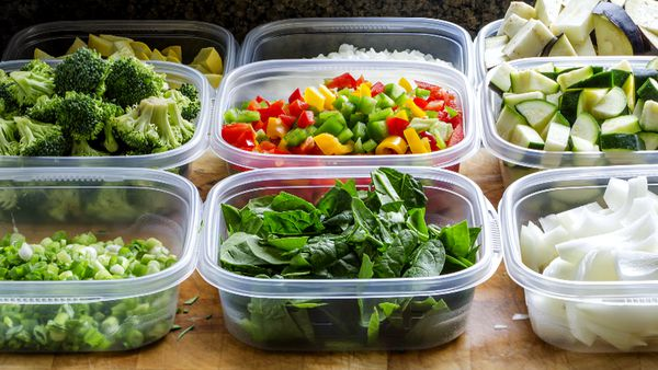 Kunststoff oder Glas: Die besten Behälter für Frischwaren, Obst und Salat Gekochte Lebensmittel können mit Kunststoff reagieren