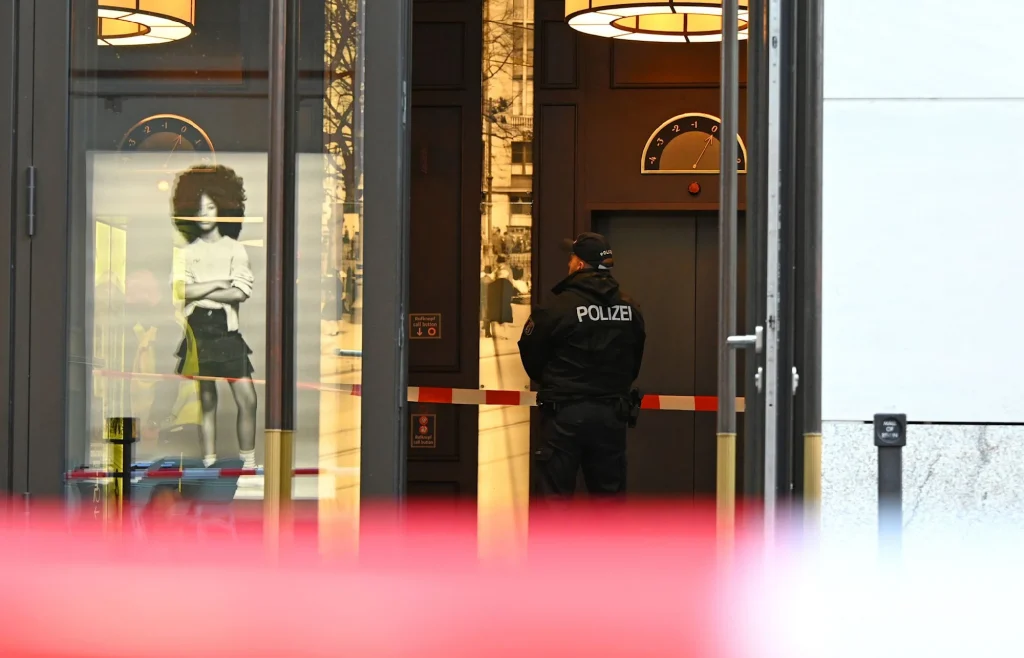 Versuchter Überfall auf Einkaufszentrum in Berlin: Was ist derzeit bekannt? Einbruchsversuch in der Mall of Berlin: Juwelier ins Visier genommen – Täter flüchtig