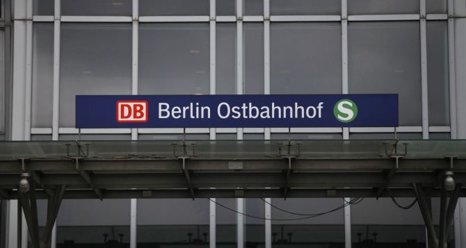 Neuer kostenloser Zug in Deutschland: Tesla startet eigene Verbindung zwischen Berlin und Grünheide Deutschland: Tesla startet kostenlosen Zug zwischen Berlin Ostbahnhof und Gigafactory Grünheide