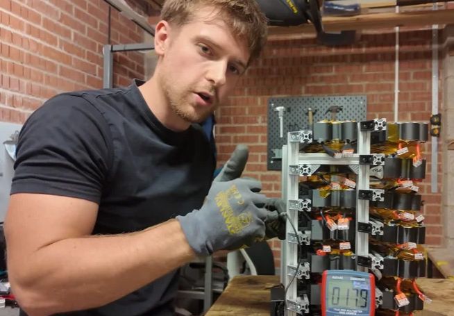 Ein Brite baut eine Powerbank aus E-Zigaretten, die ein Haus 8 Stunden lang mit Strom versorgt. Ein Brite hat eine Powerbank entwickelt.