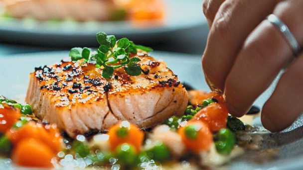 Lachs oder Huhn: Wer gewinnt den Gesundheitskampf? Lachs oder Hähnchen: Welches Produkt ist gesünder?