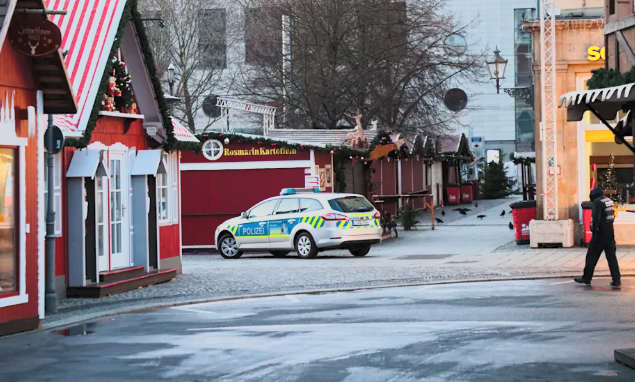 Magdeburger Weihnachtsmarkt steht auf der Kippe: Stadt und Land streiten über Sicherheitsauflagen Der Magdeburger Weihnachtsmarkt ist vom Zusammenbruch bedroht