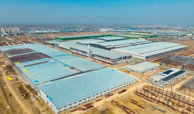 BYD baut in China eine Gigafactory mit einer Fläche von über 130 km² – dort sollen jährlich eine Million Autos produziert werden. BYD errichtet in China eine „Stadt in der Fabrik“ – einen neuen Lebens- und Produktionsstandard.