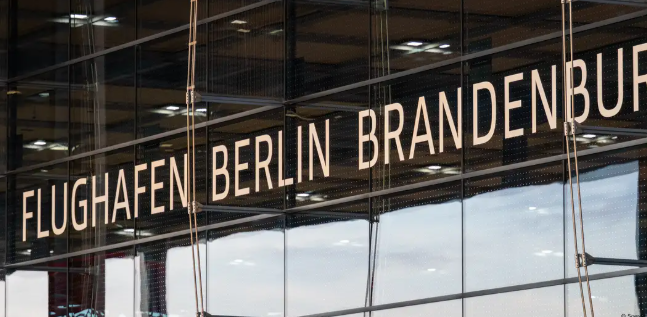Berlin Flughafen gestoppt wegen Drohne: Alle Infos zu Verspätungen und Umleitungen Am Freitag, dem 31. Oktober, wurde der Flugverkehr am Flughafen Berlin-Brandenburg vorübergehend eingestellt.