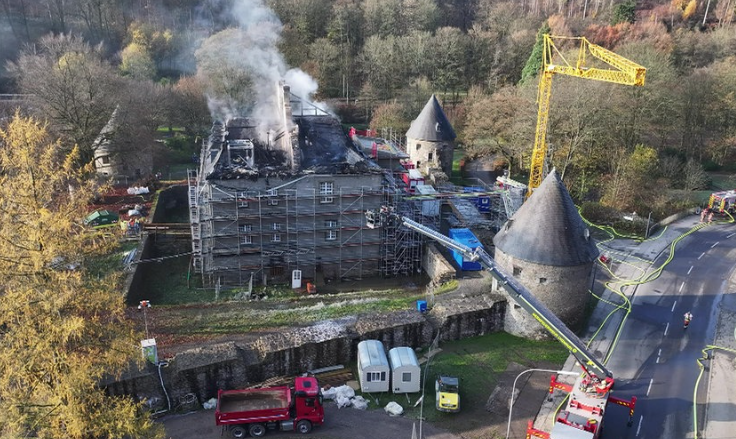 In Velbert brannte am Morgen Schloss Hardenberg: Dach zerstört, THW im Einsatz Brand im Schloss Hardenberg in Velbert am 22. November – Dach eingestürzt