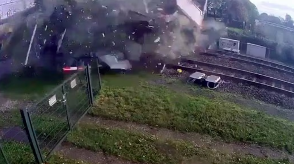 Niederlande – Hochgeschwindigkeitszugunfall mit Lkw: Details, Fotos und Folgen Ein Hochgeschwindigkeitszug mit über 400 Fahrgästen an Bord kollidierte mit einem Lkw.