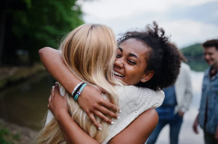 Eine neue Studie der Cornell University zeigt: Langjährige Freundschaften gehen mit einem langsameren biologischen Altern einher US-Forscher zeigten 2024: Freundschaft verlangsamt das biologische Altern
