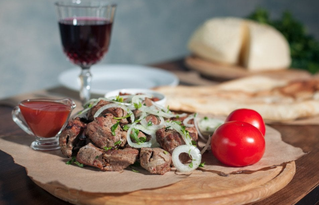 Schaschlik in Weinmarinade – Zartes Schaschlik Rezept mit Rotwein, Schweinefleisch & Grill-Tipps Schaschlik, mariniert in Wein