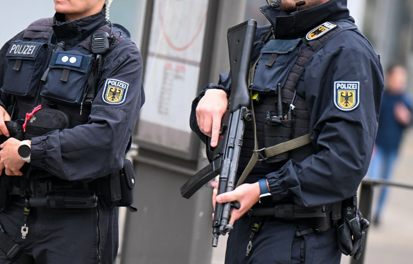 Großeinsatz in Biberach: Alarm wegen bewaffneter Person an zwei Schulen – Polizei gibt Entwarnung Schul-Alarm in Biberach: Verdacht auf bewaffnete Person löst Polizei-Großeinsatz aus