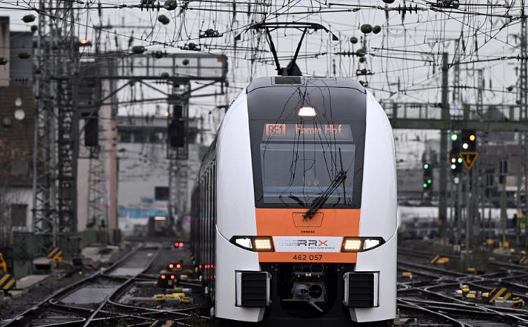 etrunkener Lokführer stoppt RE6 in NRW: 250 Passagiere müssen evakuiert werden Betrunkener Lokführer stoppt RE6 in NRW – 250 Passagiere evakuiert