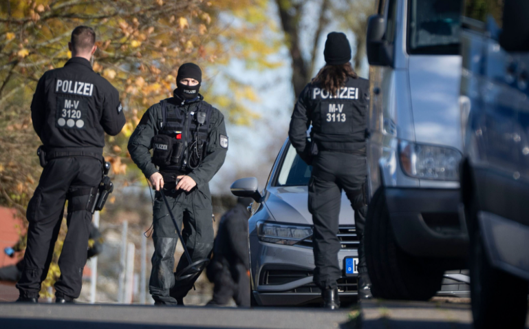BKA durchsucht Wohnungen nach bundesweiten Bombendrohungen: Vier Verdächtige, darunter zwei Jugendliche BKA ermittelt nach Bombendrohungen: Durchsuchungen in vier Bundesländern