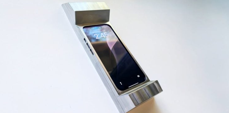 Die schwerste Smartphone-Hülle der Welt: Eine Innovation, die dazu führt, dass man sein Gerät weniger benutzt. Smartphone-Hülle mit einem Gewicht von 2,7 Kilogramm