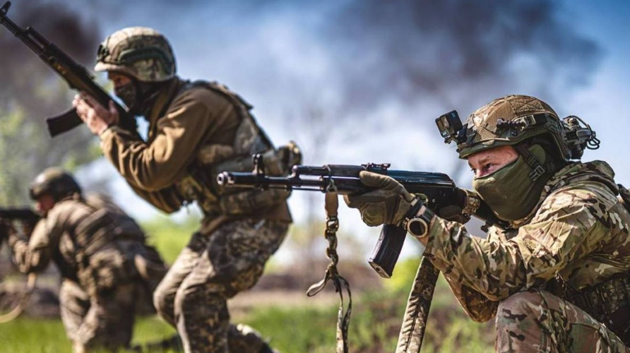 Die Ukraine hat zugestimmt, die Armee auf 800.000 Mann zu begrenzen: Was genau beinhaltet Trumps neuer Friedensplan? Die Ukraine soll laut Trumps neuem Plan die Armee auf 800.000 Mann begrenzen.