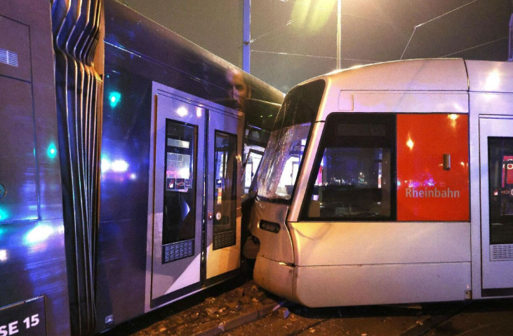 Düsseldorf: Straßenbahn U72 entgleist – 13 Verletzte, schwere Schäden und gesperrte Strecke Düsseldorf: Straßenbahn U72 entgleist – 13 Verletzte und gesperrte Strecke