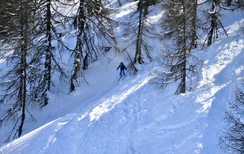 Tirol: Gewaltige Lawine am Stubaier Gletscher reißt Skifahrer mit – mehrere Vermisste, große Suchaktion läuft Tirol: Große Lawine am Stubaier Gletscher – Skifahrer erfasst, Suche läuft