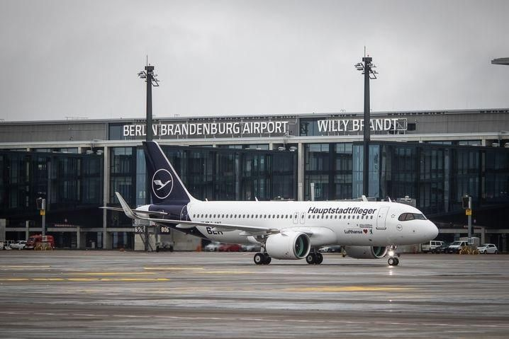 Der Flughafen Berlin Brandenburg stellt den Betrieb wegen Drohnenvorfall ein Der internationale Flughafen Berlin Brandenburg hat den Betrieb aufgrund des Auftauchens einer unbekannten Drohne im Luftraum vorübergehend eingestellt.