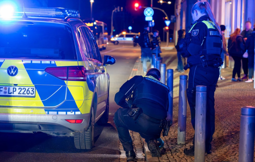 Weimar, 1. Advent: Mann (29) bedroht Besucher mit Messer auf dem Weihnachtsmarkt – Polizei-Einsatz bestätigt Vorfall Weimar am 1. Advent: Messer-Drohung auf dem Weihnachtsmarkt – 29-Jähriger festgenommen