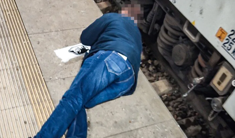 Pilsen, 29. November: Deutscher Freiburg-Fan am Bahnhof bewusstlos gefunden – Polizei verhindert tragischen Unfall Pilsen: Polizei rettet bewusstlosen Freiburg-Fan am Bahnhof – Unfall nach Europa-League-Spiel