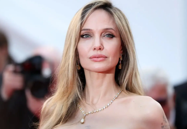 Angelina Jolie ist in der Ukraine angekommen: ein Besuch in Cherson, ein Geschenk der Heldenstadt Angelina Jolie in Cherson