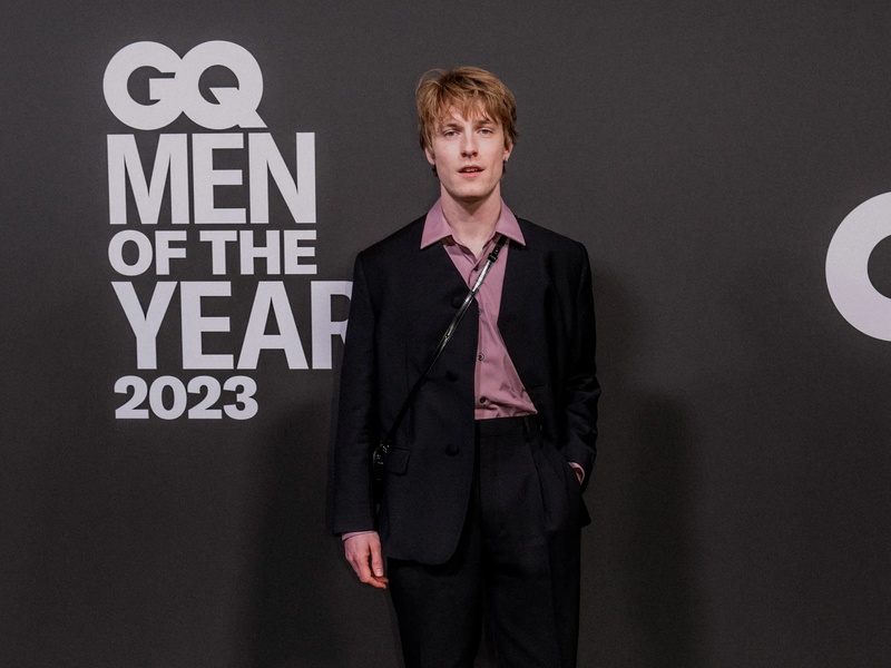 Geschichte eines deutschen Schauspielers: Wie Louis Hofmann zur Stimme einer neuen Generation wurde Vom Fernsehdebüt bis zu internationalen Auszeichnungen – Louis Hofmann zeigt, wie ein junger deutscher Schauspieler das Publikum weltweit erobern kann.