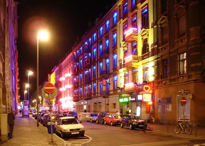 Sexarbeit im Hotelzimmer: Wie anonyme Apartment-Hotels zu neuen Hotspots der Szene werden Sexarbeit in Self-Check-In-Hotels: Warum Serviced Apartments zu Zentren verdeckter Prostitution werden