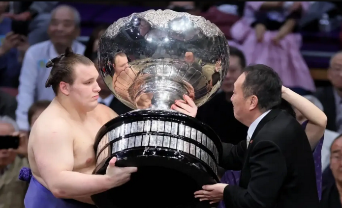 Der Ukrainer Danylo Yavhusyshyn gewinnt das Kyushu Basho 2025 in Japan Erster ukrainischer Sieg im Sumō seit 20 Jahren: Danylo Yavhusyshyn triumphiert beim Kyushu Basho 2025