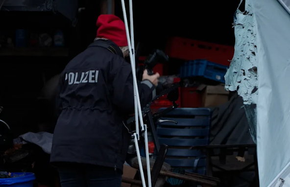 Adendorf, Niedersachsen: Mann stirbt bei Brand in Zweifamilienhaus – Polizei ermittelt zur Identität (05.12.2025) Tödlicher Brand in Adendorf (Niedersachsen) am 05.12.2025: Mann stirbt bei Rettungsversuch, zwei Bewohner verletzt