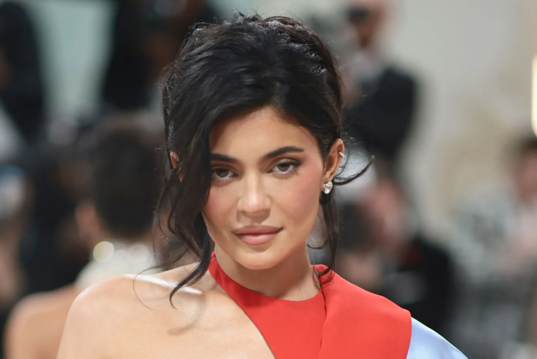 Kylie Jenner sorgt mit neuem Foto für Wirbel: Diamantring von Travis Scott – was über ihre Beziehung zu Timothée Chalamet bekannt ist (Stand: Dezember 2025) Kylie Jenner: Diamantring von Travis Scott – was über Timothée Chalamet bekannt ist (Dezember 2025)