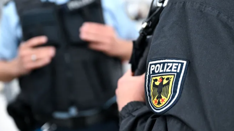 Bremen, Urteil 2025: Kommunalpolizist (61) wegen sexueller Belästigung zu 4 Monaten Bewährung verurteilt Bremen: Polizist wegen Kuss ohne Einwilligung zu Bewährung verurteilt