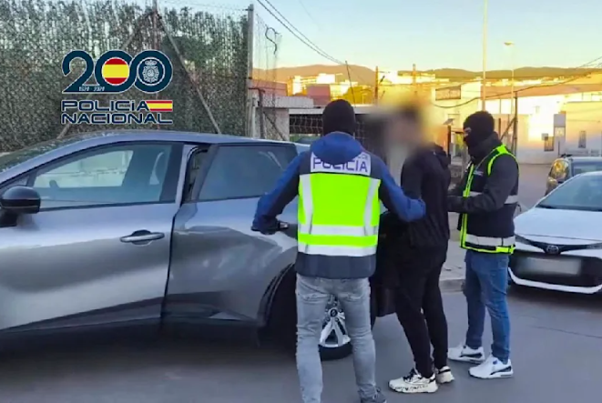 Neonazi-Gruppe „The Base“: Spanische Polizei nimmt drei Terrorverdächtige fest Castelló: Polizei zerschlägt „The Base“-Zelle – drei Mitglieder festgenommen