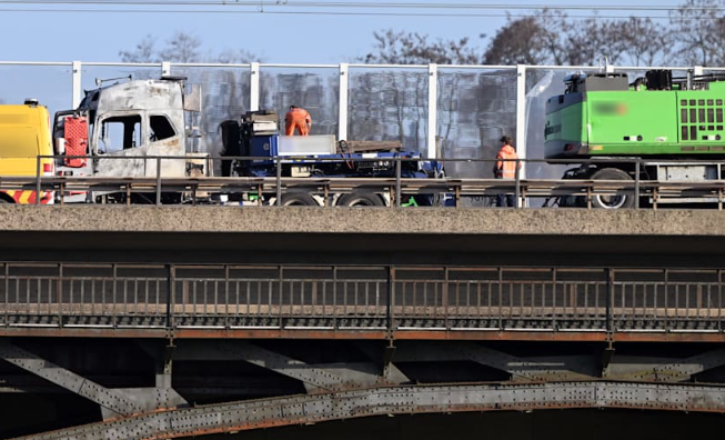 A3 am Kreuz Kaiserberg nach Lkw-Brand wieder freigegeben: Das ist bekannt Lkw-Brand in Duisburg: A3 am Kreuz Kaiserberg wieder offen