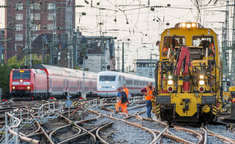 Oberleitungsstörung legt Bahnstrecke Köln–Düsseldorf lahm: RE1 betroffen, hunderte Fahrgäste evakuiert Oberleitungsstörung Köln–Düsseldorf: Bahnverkehr unterbrochen, RE1 gestoppt