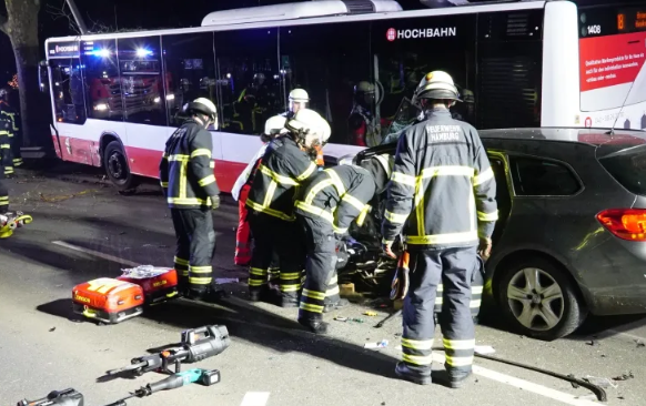 Schwerer Unfall nach Polizeiverfolgung in Hamburg am 23. Dezember: Autodiebstahl scheitert, Bus in Kollision verwickelt Schwerer Unfall nach Polizeiverfolgung in Hamburg: Autodiebstahl endet in Bus-Kollision
