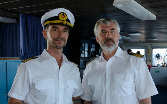 Das Traumschiff (ZDF): Finale entlarvt – warum die berühmte Kapitänsdinner-Szene seit Jahren dieselbe ist (Stand 2025) Das Traumschiff (ZDF): Warum das Finale seit Jahren gleich bleibt – Analyse 2025