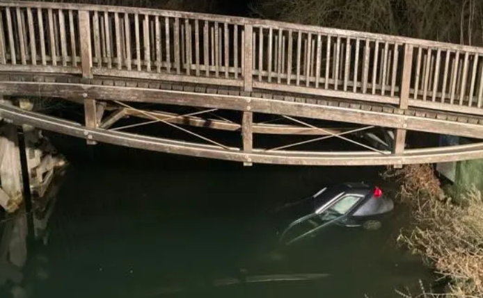 Hildesheim, 25. Dezember: Betrunkener Audi-Fahrer (1,55 Promille) rast von Brücke und landet in der Innerste – Polizei ermittelt Hildesheim: Audi stürzt an Weihnachten in die Innerste – Fahrer mit 1,55 Promille