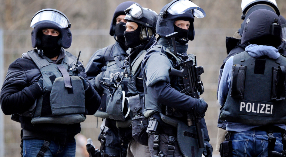 Mönchengladbach, 3. Dezember 2025: Bismarckplatz wegen Bombenalarm gesperrt – Polizei evakuiert Bank, Wohnungen und Büros Mönchengladbach: Bombenalarm am Bismarckplatz am 3. Dezember 2025 – Polizei sperrt Innenstadt und evakuiert Gebäude
