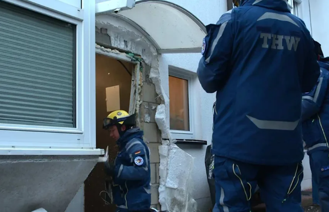 Herdecke, NRW – SEK sprengt Haustür bei Frührazzia am Morgen: Drei Verdächtige wegen groß angelegten Drogenhandels festgenommen SEK-Razzia in Herdecke und Kamen: Tür gesprengt, drei Verdächtige nach Drogenrazzia festgenommen
